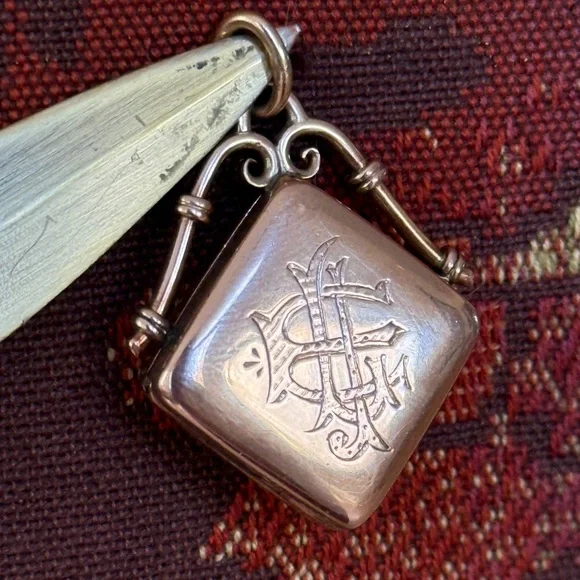 10k Gold Locket Celestial Moon and Stars 4.2g VINTAGE - Picture 6 of 17